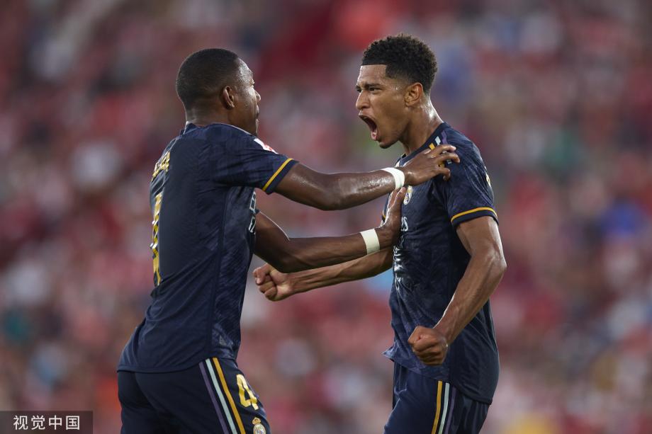 [NBA]詹姆斯前场抢断字母哥 强突上篮命中