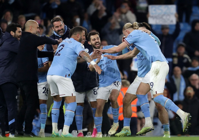 他是姚明前队友，因伤病缺钱治疗瘫痪在床，靠70岁母亲拾荒生活